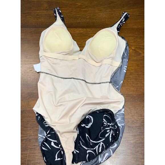MiracleSuit One Piece Swimsuit Women Small Beach Resort Vacation Slimming Trip - Picture 8 of 10